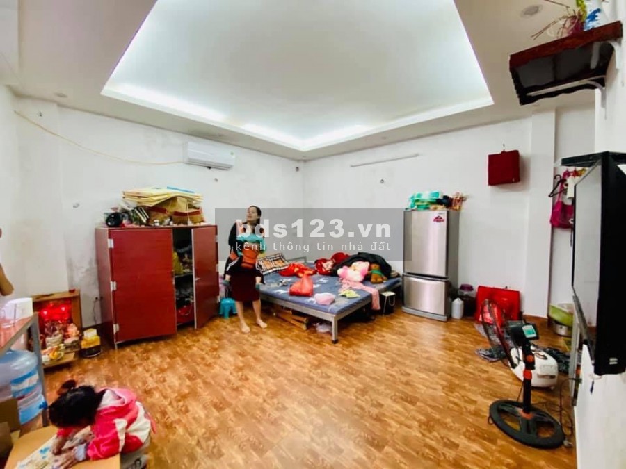 Nhà Nguyễn Khang, 5 tầng, mặt tiền 7m, 20m ra mặt đường.