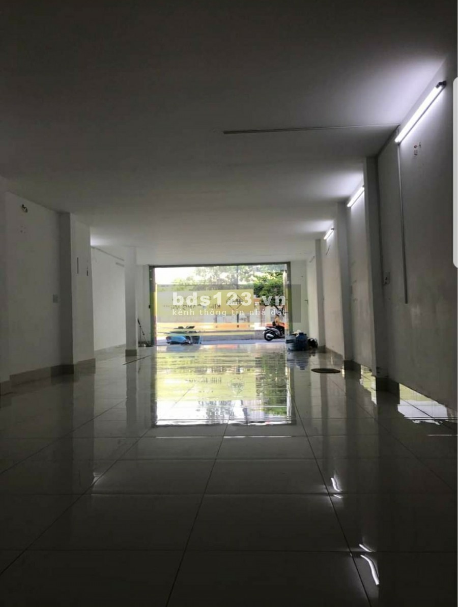 Cho thuê nhà 1 trệt + 2 lầu 35 triệu đường Huỳnh Tấn Phát, Quận 7