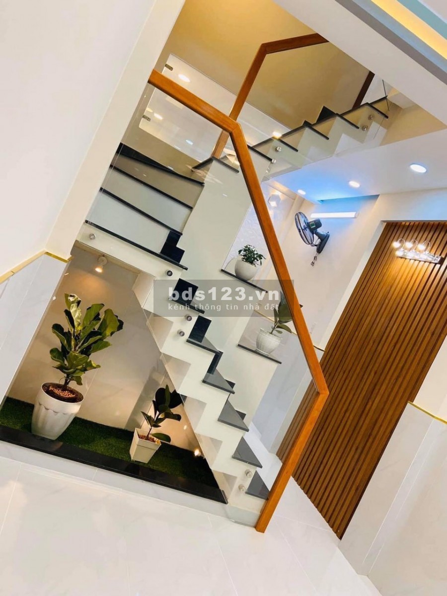 Bán gấp nhà SHR 3 lầu giá rẻ đường Chiến Lược, Bình Tân. LH 0399 492 606 chính chủ