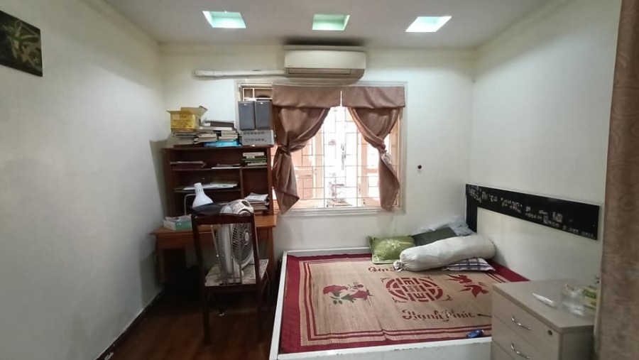 Bán nhà khu phân lô Nguyên Hồng 5 tầng 35m oto cách nhà 30m giá 4 tỷ