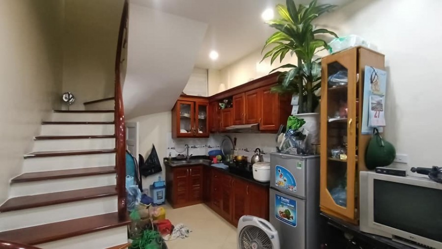 Bán nhà khu phân lô Nguyên Hồng 5 tầng 35m oto cách nhà 30m giá 4 tỷ
