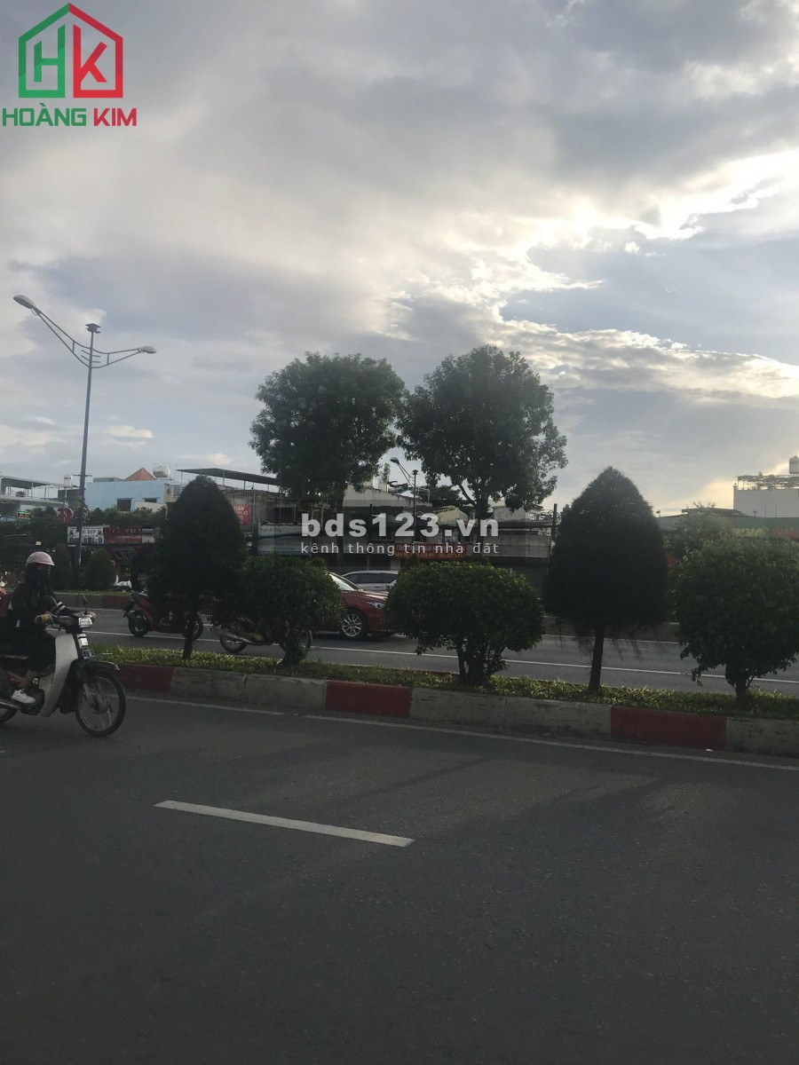 Cần cho thuê gấp nhà giá rẻ, 18x23m, góc 2MT đường Cộng Hòa, P13 Tân Bình.