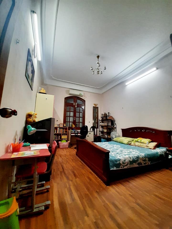 Tôi cần bán nhà Hoàng Văn Thái, dt70m2, 4 tầng, MT: 4m, Phân Lô, Ô tô vào nhà. LH: 0964657169.