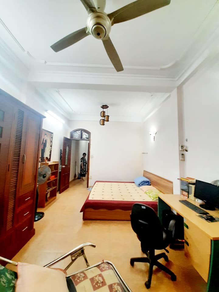 Tôi cần bán nhà Hoàng Văn Thái, dt70m2, 4 tầng, MT: 4m, Phân Lô, Ô tô vào nhà. LH: 0964657169.