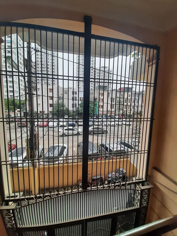 Tôi cần bán nhà Hoàng Văn Thái, dt70m2, 4 tầng, MT: 4m, Phân Lô, Ô tô vào nhà. LH: 0964657169.