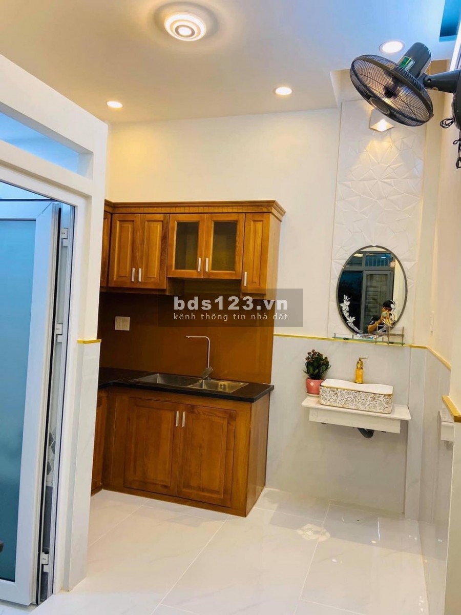 Bán gấp nhà SHR 3 lầu giá rẻ đường Chiến Lược, Bình Tân. LH 0399 492 606 chính chủ