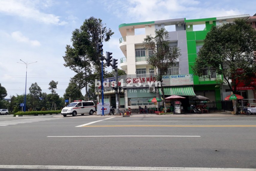 BÁN GẤP 2 CĂN NHÀ 300M2 QUAY MẶT TIỀN 18M CÓ 8 PHÒNG TRỌ CHO THUÊ TẠI KHU HÀNH CHÍNH MỚI BD LH: 0359.147.158