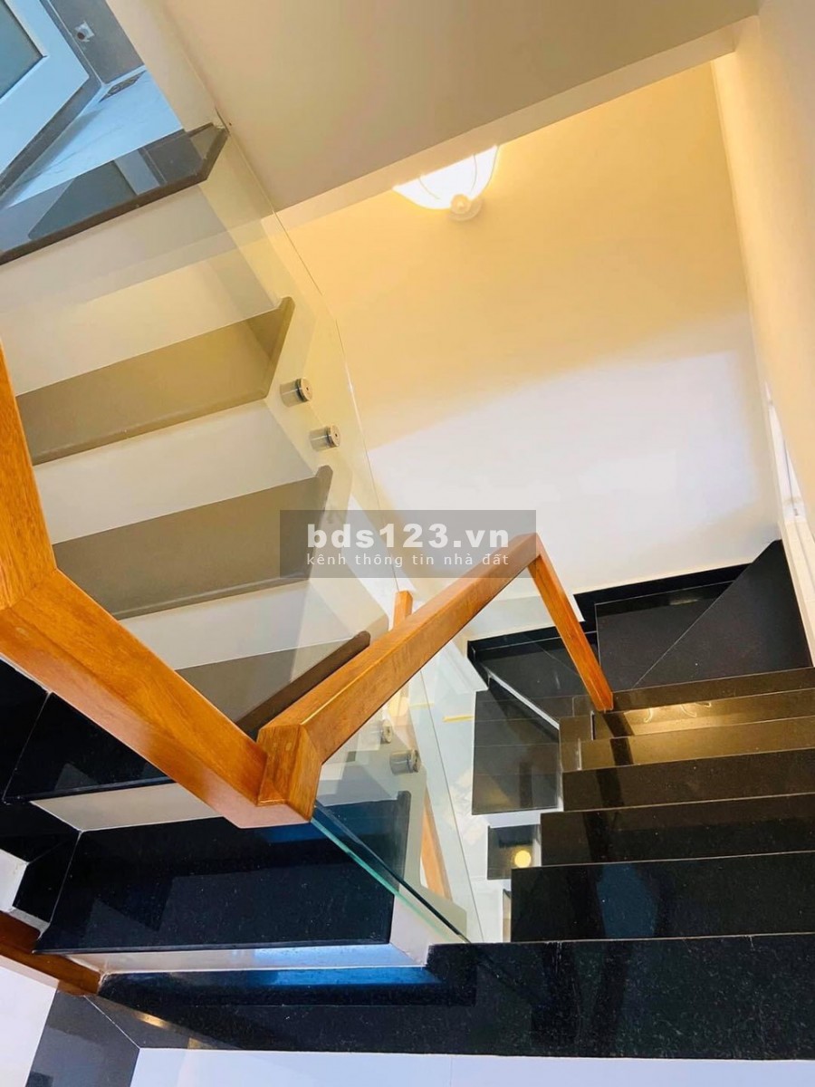 Bán gấp nhà SHR 3 lầu giá rẻ đường Chiến Lược, Bình Tân. LH 0399 492 606 chính chủ