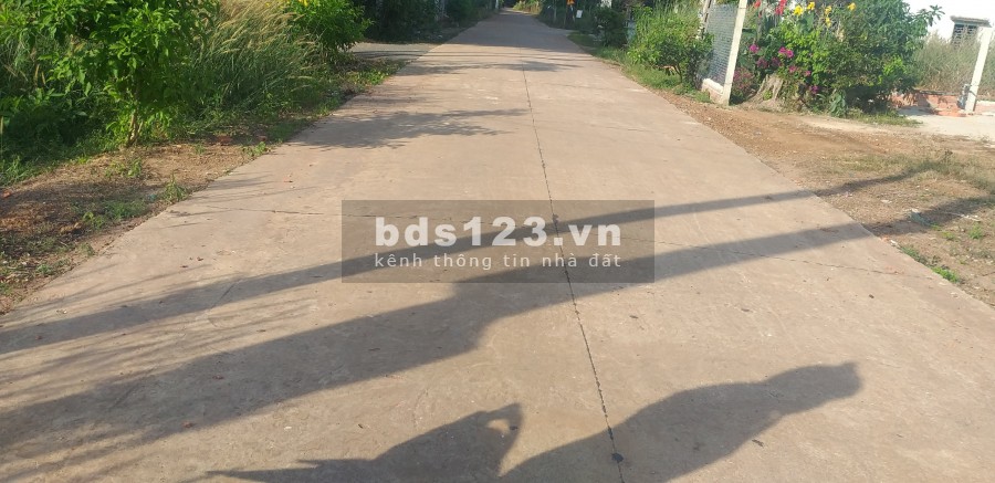 Bà chị sang nước ngoài cần bán gấp lô đất nằm 2 mặt tiền đường . Bao sổ