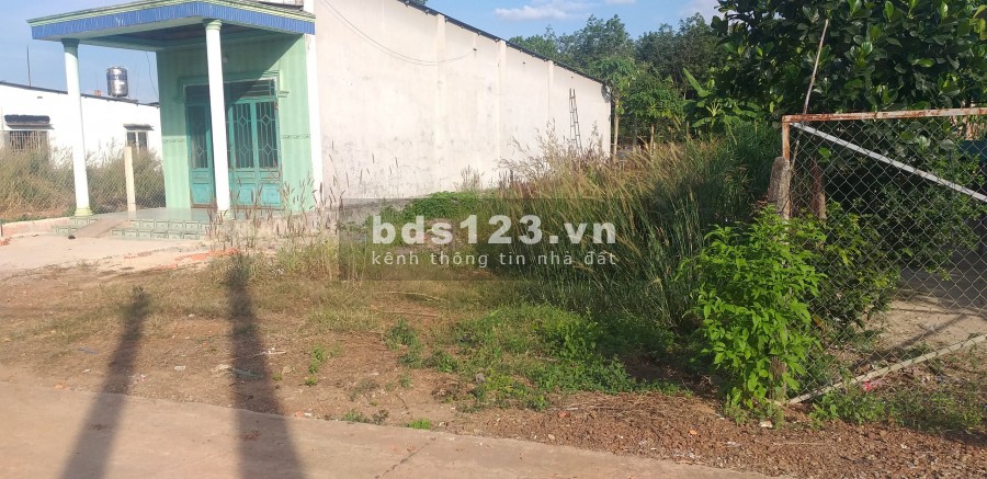 Bà chị sang nước ngoài cần bán gấp lô đất nằm 2 mặt tiền đường . Bao sổ