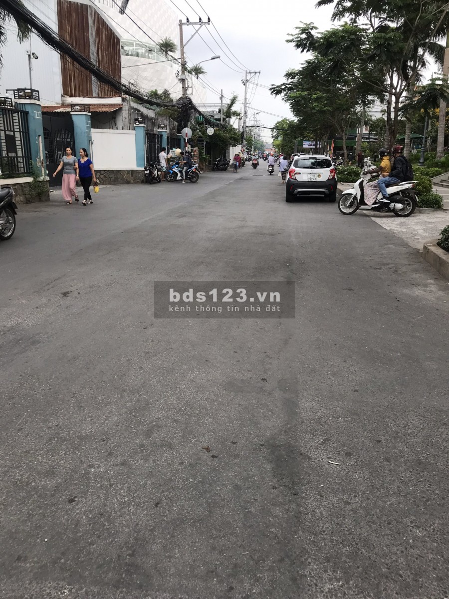 Bán đất mặt tiền đường 20 Hiệp Bình Chánh ngay trung tâm GiGAMALL DT: 151m2 thương lượng