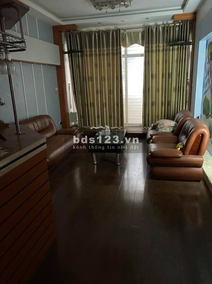 Bán gấp nhà đường Bồ Đề 50m2 x 4 tầng, 4m mặt tiền, giá 5 tỷ. Kinh doanh, Ô tô, gần hồ.