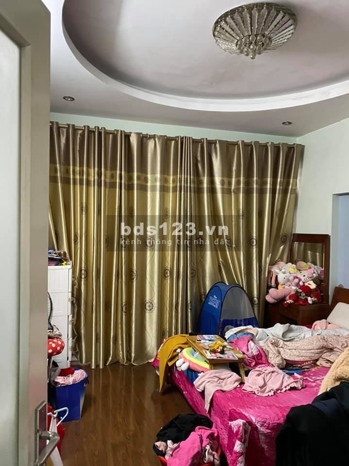 Bán gấp nhà đường Bồ Đề 50m2 x 4 tầng, 4m mặt tiền, giá 5 tỷ. Kinh doanh, Ô tô, gần hồ.