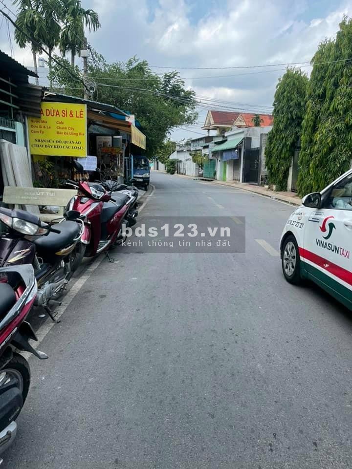 Cần bán lô đất ngay chợ Hưng Long gần bến xe miền Tây mới