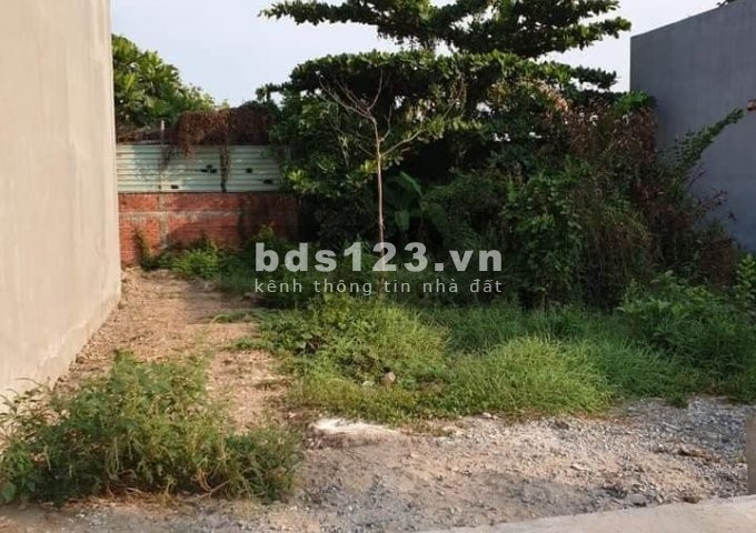 Cần bán lô đất ngay chợ Hưng Long gần bến xe miền Tây mới