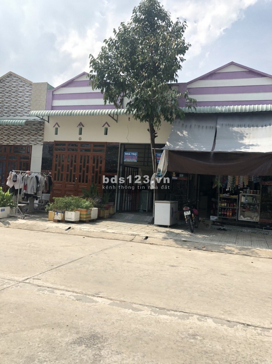 Vợ chồng tôi làm ăn thua lỗ nên cần sang gấp để trả nợ ngân hàng. 2 dãy trọ 300m2 / 16 phòng tại kcn ,sổ riêng chính chủ.