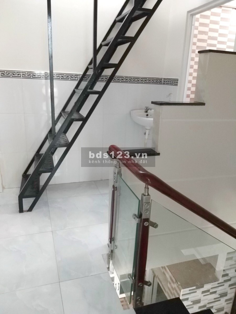 Nhà 2 lầu, sân rộng 5m hẻm 154 Đường Âu Dương Lân P3 Q8