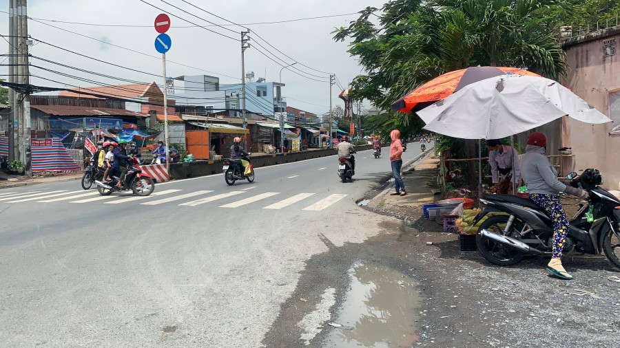 Cần tiền bán gấp nhà MT đường Nguyễn Hữu Trí, khu phố 1, thị trấn Tân Túc, huyện Bình Chánh.