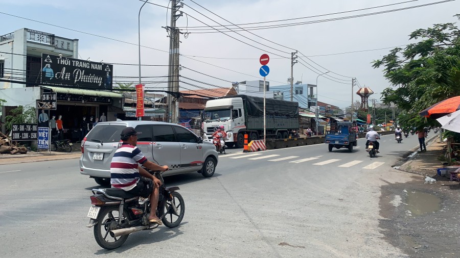 Cần tiền bán gấp nhà MT đường Nguyễn Hữu Trí, khu phố 1, thị trấn Tân Túc, huyện Bình Chánh.