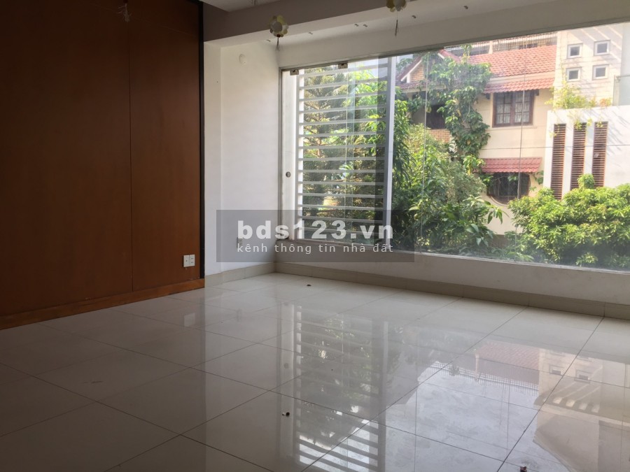 Cho thuê nhà nguyên căn trên đường Hoa Đào, Phường 2 Phú Nhuận. 8x18m trệt 3 lầu có hầm để xe