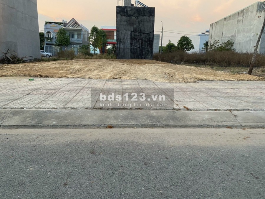 Cần tiền bán nhanh lô đất thổ cư sổ riêng mặt tiền đường N6, giá 735 triệu, diện tích 90m2. Liên hệ 0374991279 Minh Anh
