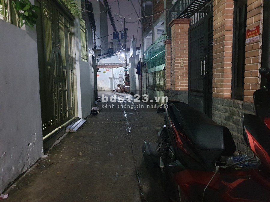 Nhà hẻm rộng Gần chợ Phạm Văn Hai, 4.8x16m, 4PN, giá 12 triệu (giá cực tốt), 0938.764.277