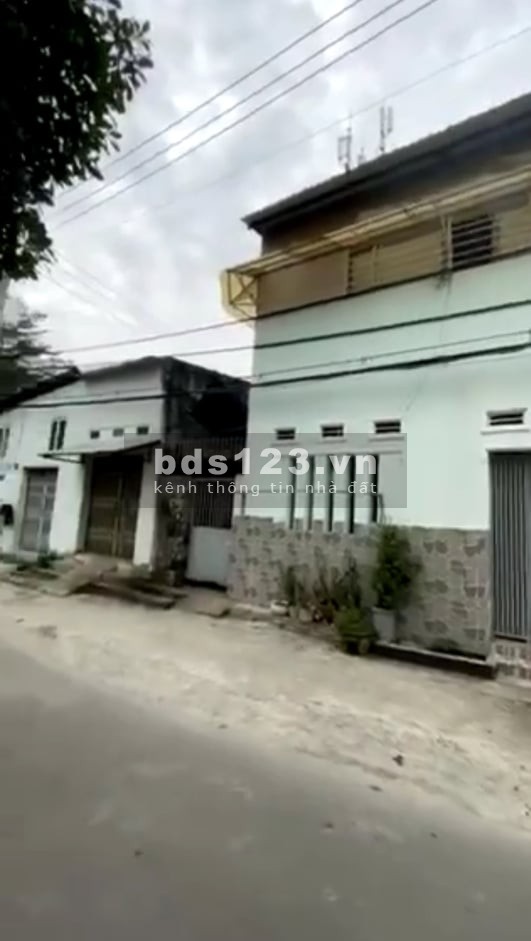 Khu biệt thự vip Nhà 3 mặt tiền diện tích 11.8x18 vuông vứt,390/29 hà huy giáp phường thạnh Lộc , quận 12!