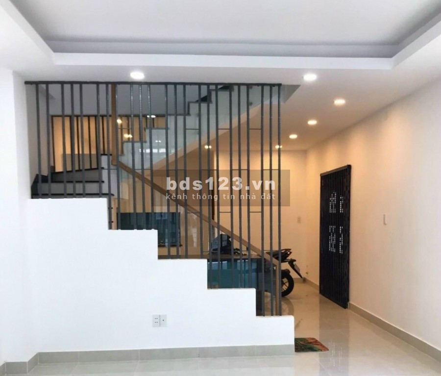 Nhà 4 tầng, có chỗ đậu ô tô, Lạc Long Quân, P.8, Tân Bình. 4,5 tỷ