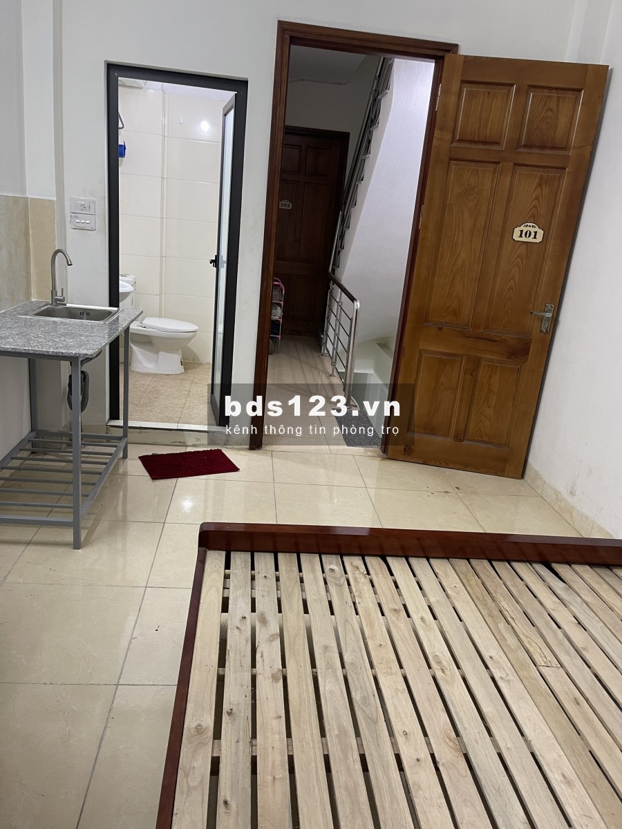 cách chợ triều khúc 20 mét mình có phòng khép kín cho thuê