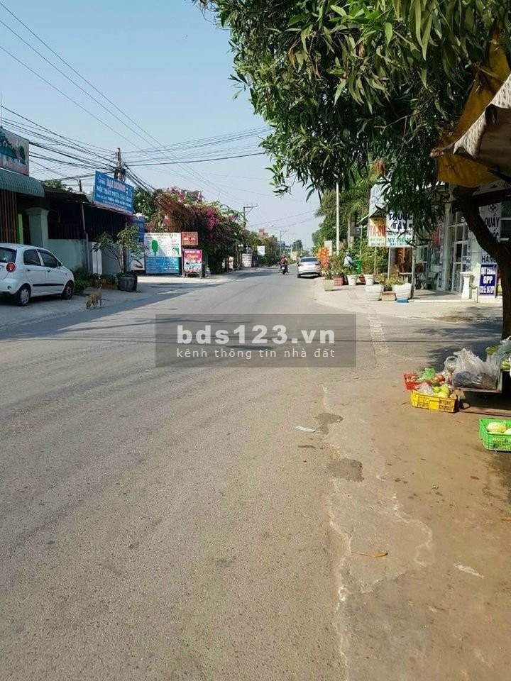Cần bán nhanh lô đất thổ cư sổ riêng mặt tiền đường DX-05, giá 1.05 tỷ, DT 100m2. Liên hệ 0374991279 Minh Anh