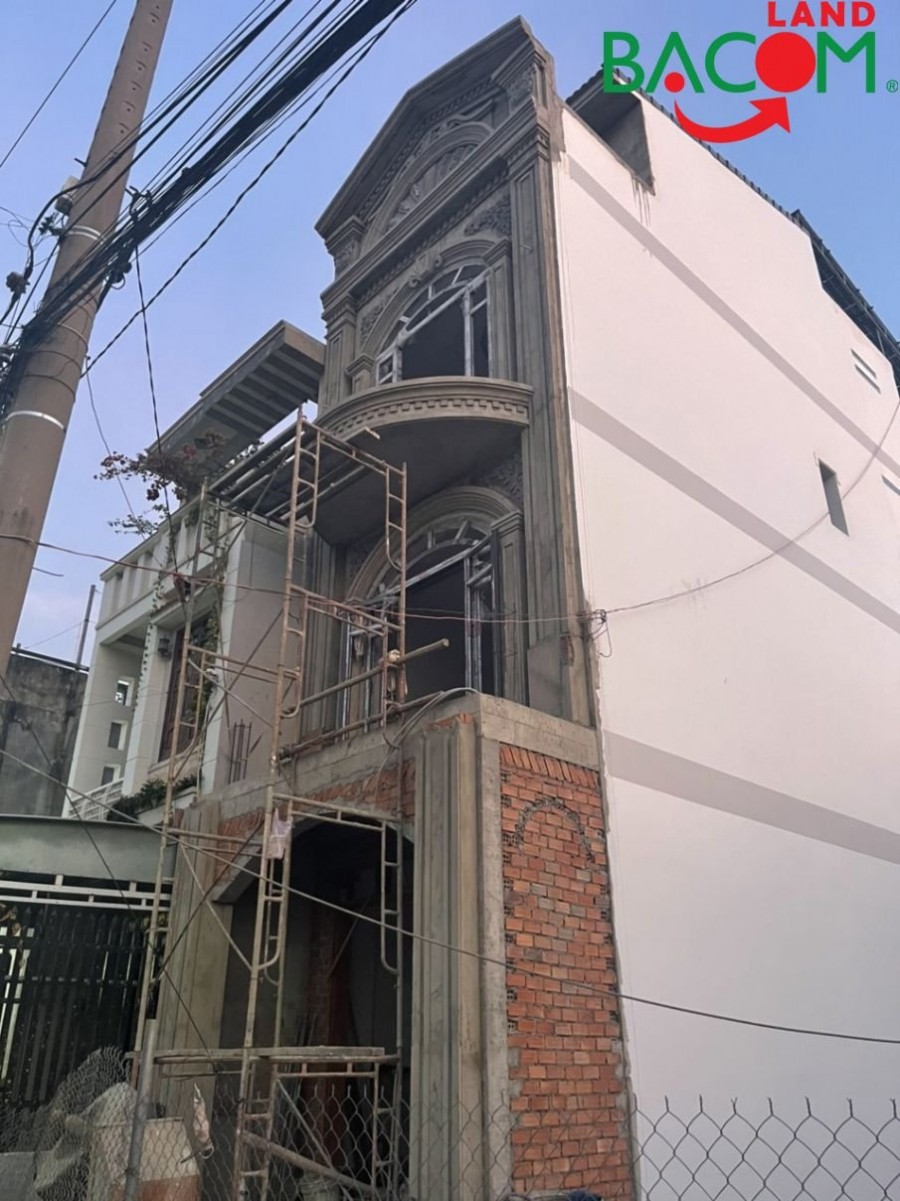 Nhà 1 trệt 2 lầu, liền kề chợ Bửu Long, sổ riêng, đường trước nhà 10m. Giá 4 tỷ (có thể thương lượng)
