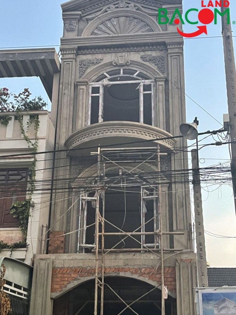 Nhà 1 trệt 2 lầu, liền kề chợ Bửu Long, sổ riêng, đường trước nhà 10m. Giá 4 tỷ (có thể thương lượng)