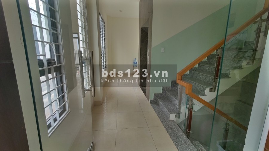 Cho Thuê Mặt Bằng 3 Mặt Tiền Quận 9