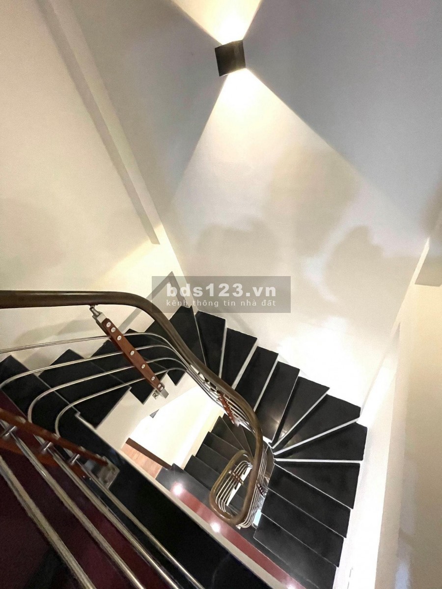 NHÀ 5 TẦNG MỚI KOONG NỘI THẤT XIN Ô TÔ CÁCH 50M KHU VỰC ĐANG PHÁT TRIỂN
