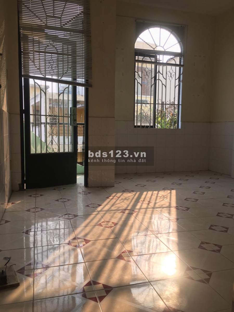PHÒNG BAN CÔNG THOÁNG MÁT VÀ YÊN TĨNH GẦN CÔNG VIÊN LÊ THỊ RIÊNG