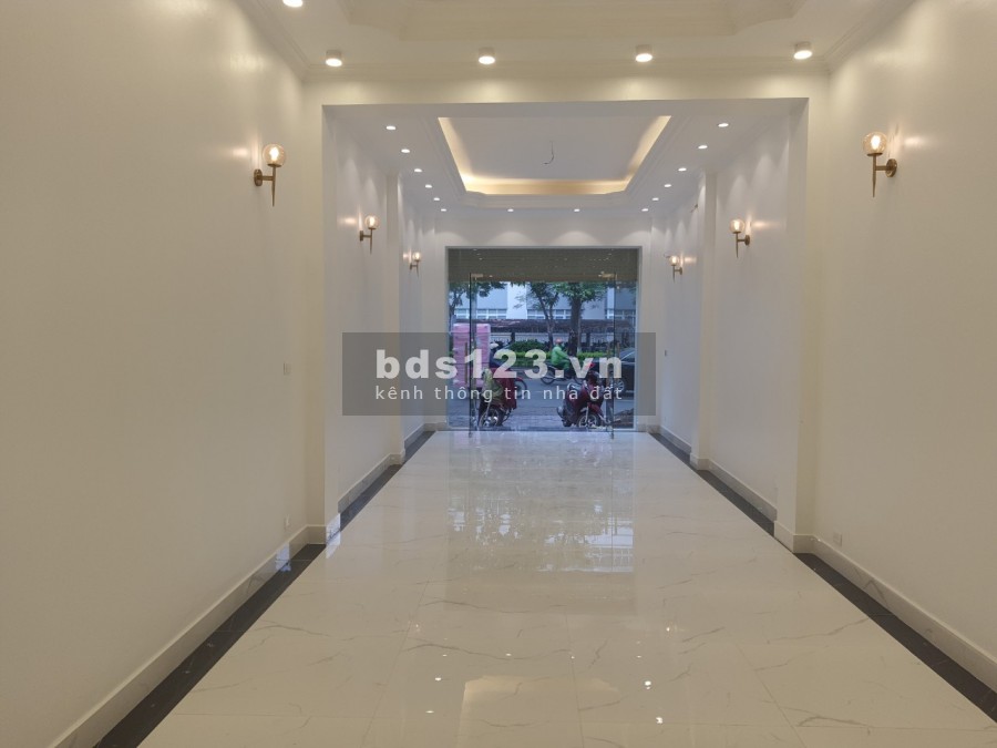 Chính chủ có nhu cầu bán gấp nhà mặt Hoàng Quốc Việt, 75m2, 6 tầng, 26 tỷ.