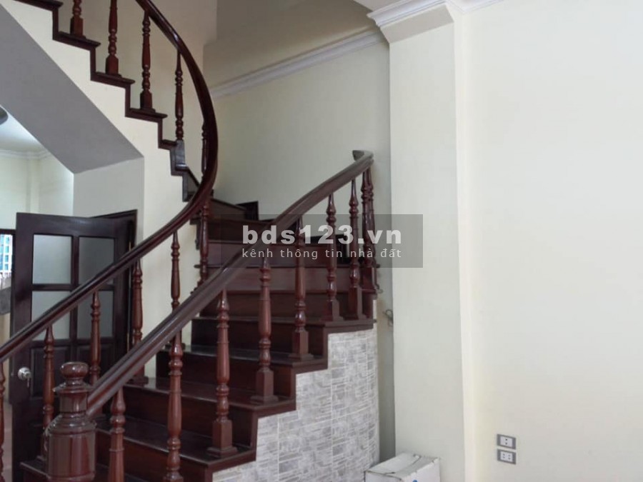 Ôto cửa Hoàng Mai, Kinh doanh sầm uất, 36m2 ,5 tầng, Gía 2tyX.