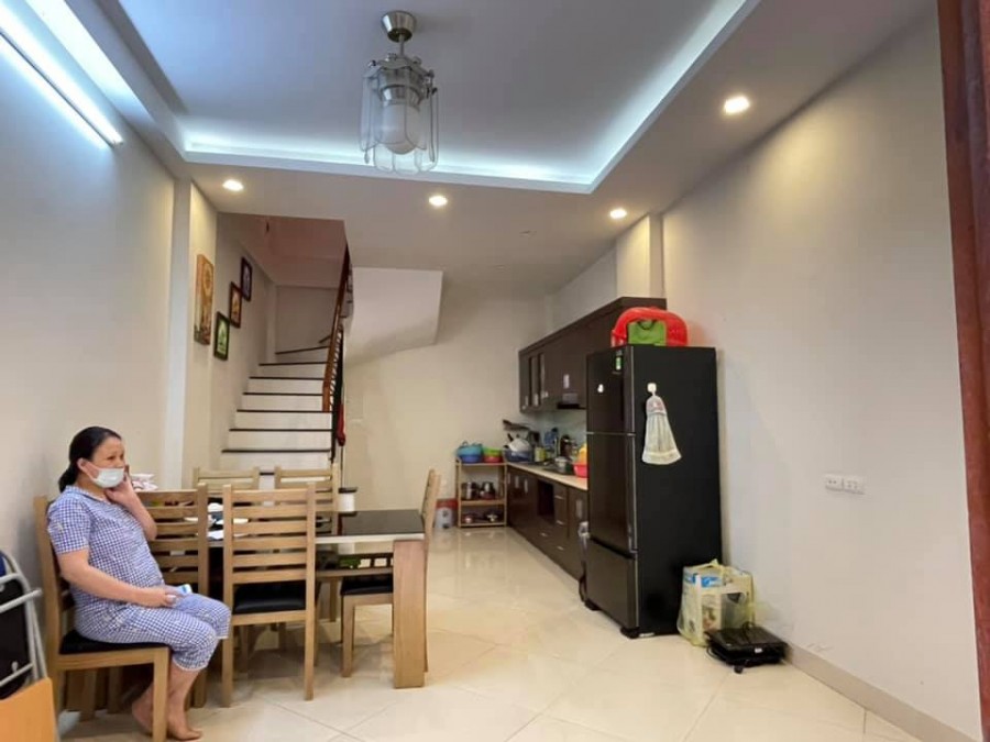 Nhà Đẹp Cầu Giấy 32m2 x 5 Tầng, Nội Thất Sang, Ô Tô 15m, Giá 4 Tỷ.