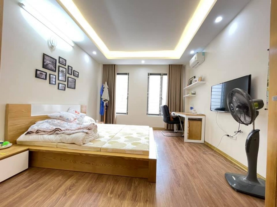 Nhà Đẹp Cầu Giấy 32m2 x 5 Tầng, Nội Thất Sang, Ô Tô 15m, Giá 4 Tỷ.