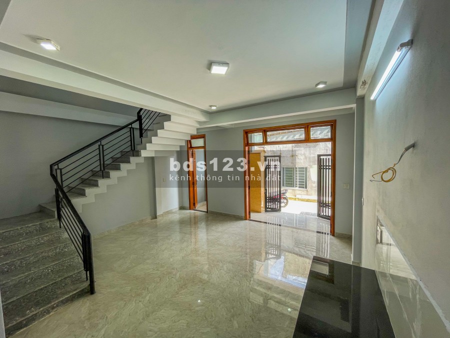 Hàng Hiếm. Nhà 3 tầng Kiệt 246 Hùng Vương. Cách Big C chỉ 500m. Nhà kiên cố do gia chủ tự xây dựng. Giá chỉ 2.x tỷ