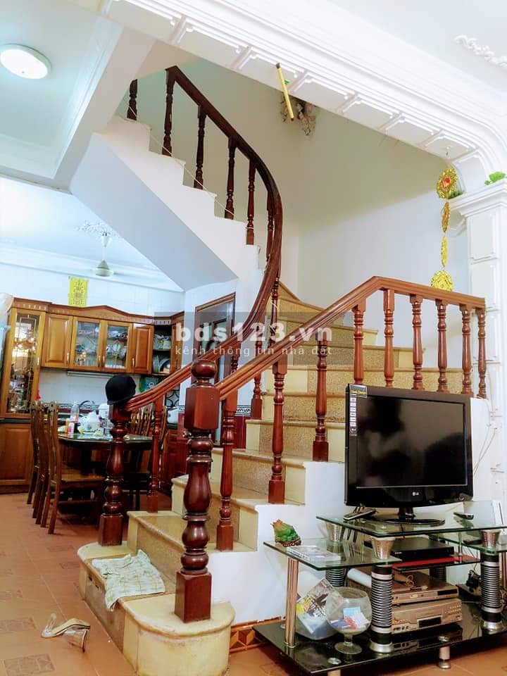 BÁN NHÀ CẦU GIẤY 30 M X 4 TẦNG GIÁ NHỈNH 3 TỶ LÔ GÓC