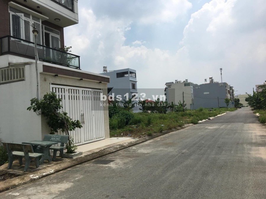 Kẹt tiền bán gấp lô đất quận 12 sau chợ an sương 5x20 giá 1 tỷ 449 triệu.