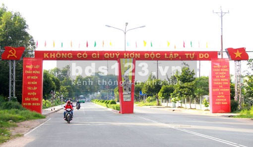 Bán ngộp 2 lô đất mặt tiền đường nhựa 32m ở bình dương đối diện kcn