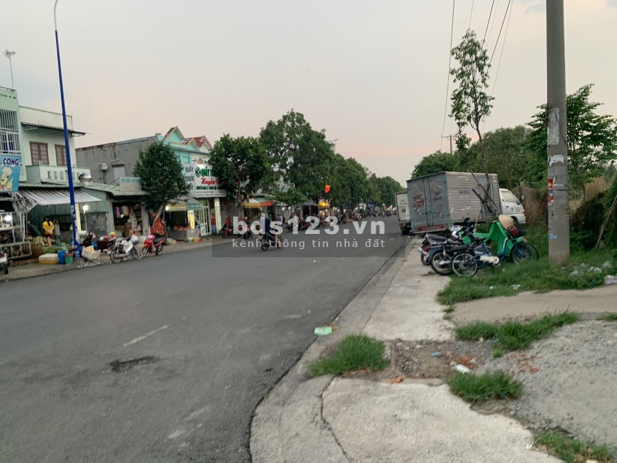 Cần bán gấp lô đất 300m2, dân cư đông, ngay đường