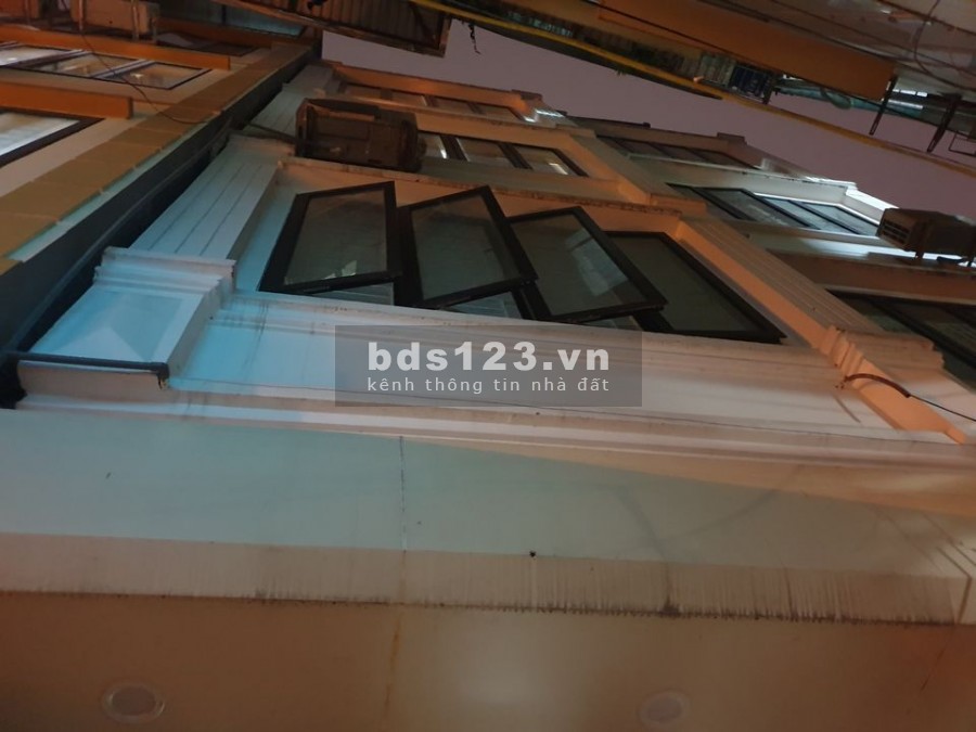 Nhà gần phố, ngõ ô tô chạy 40m2, 5 tầng.