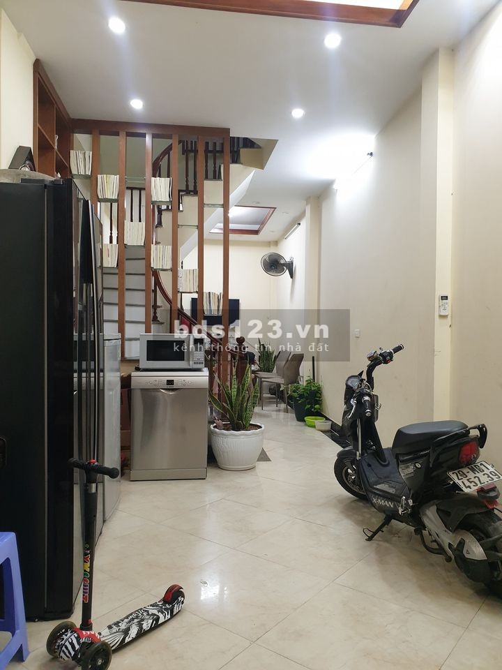 Nhà gần phố, ngõ ô tô chạy 40m2, 5 tầng.