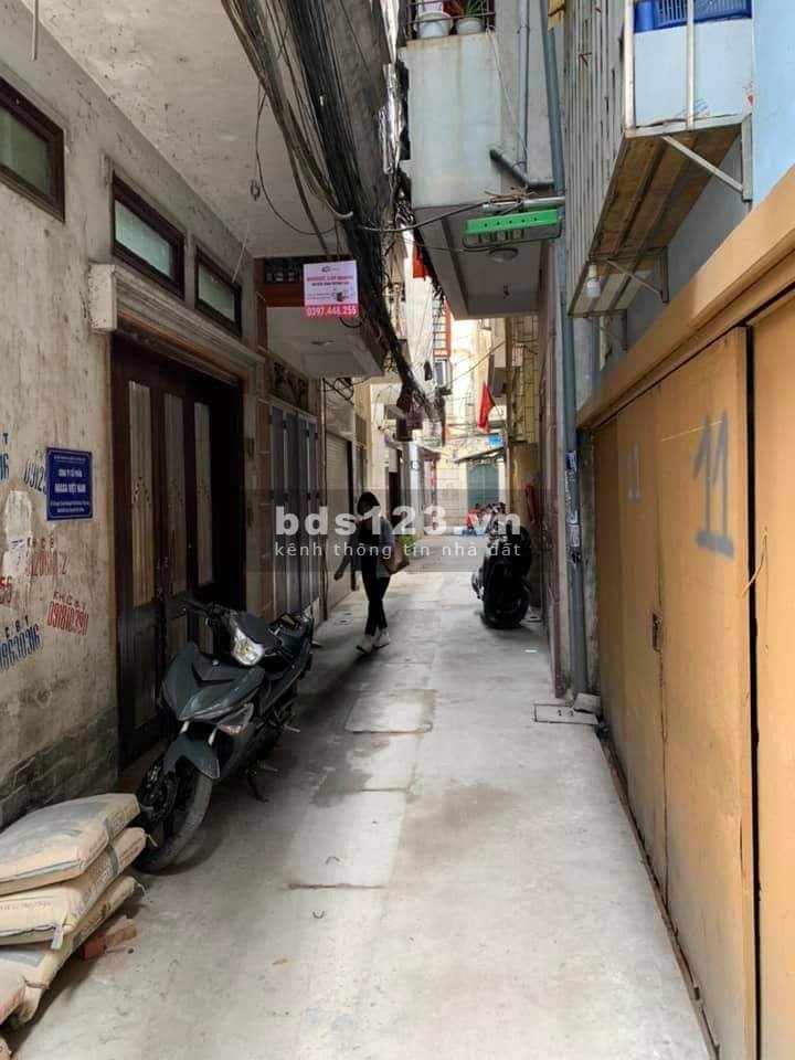 Bán nhà phố Đê Trần Khát Chân, giá chưa tới 3 tỷ.