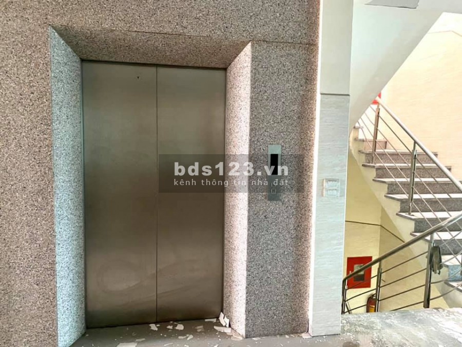 Tòa nhà văn phòng 8 tầng gần BigC Long Biên, 220m, MT 10m, thang máy, tầng hầm, ô tô, 17 tỷ