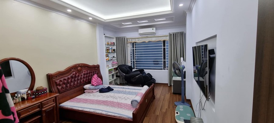 Cần Bán Nhà Đẹp Ngõ Ô tô Tránh Kinh Doanh Sầm Uất Trần Quốc Hoàn, 45m, 5T, Mt 3.6, Giá 8.2 Tỷ