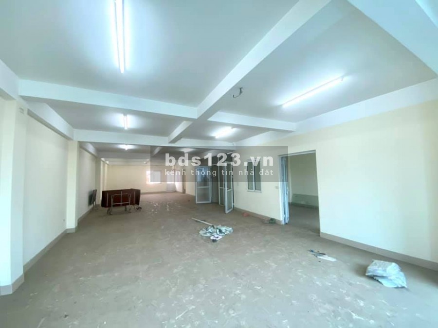 Tòa nhà văn phòng 8 tầng gần BigC Long Biên, 220m, MT 10m, thang máy, tầng hầm, ô tô, 17 tỷ